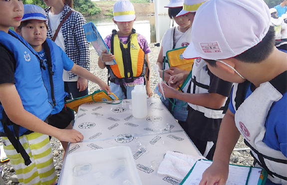 瑞穂市立南小学校4年生と野外教育活動（水生生物調査）