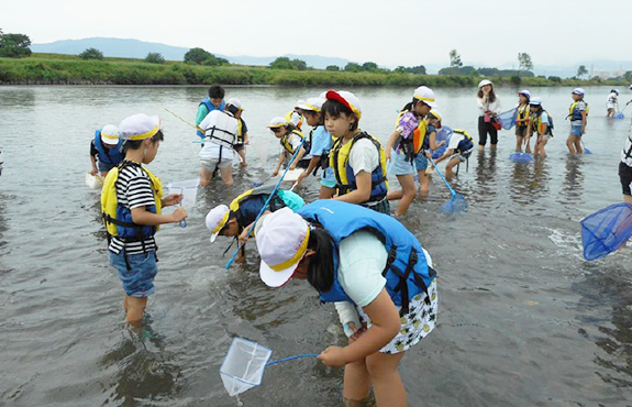 瑞穂市立南小学校4年生と野外教育活動（水生生物調査）