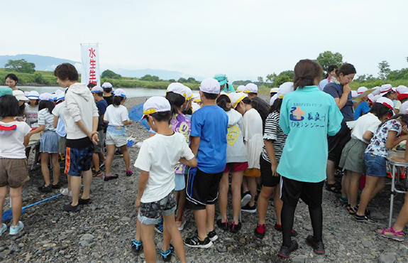 瑞穂市立南小学校4年生と野外教育活動（水生生物調査）