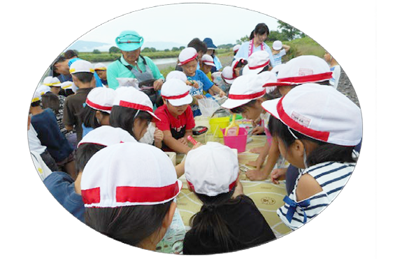 瑞穂市立南小学校4年生と野外教育活動（水生生物調査）